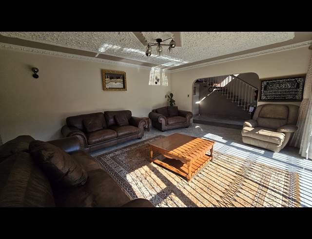 6 BEDROOM FREEHOLD FOR SALE IN WINCHESTER HILLS